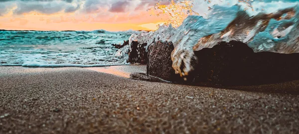 Agua Áspera Orilla Con Rompeolas Una Hermosa Puesta Sol Horizonte — Foto de Stock