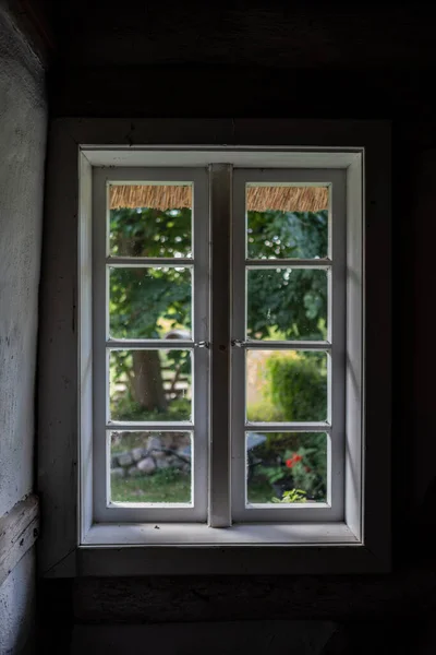 Svislý Záběr Okna Domě Výhledem Dvůr — Stock fotografie