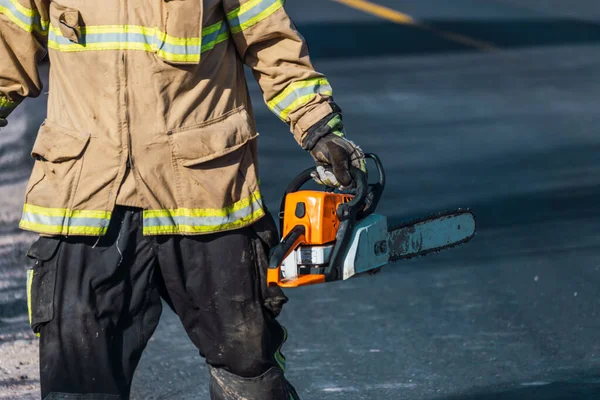 Een Brandweerman Met Een Kettingzaag Redding — Stockfoto