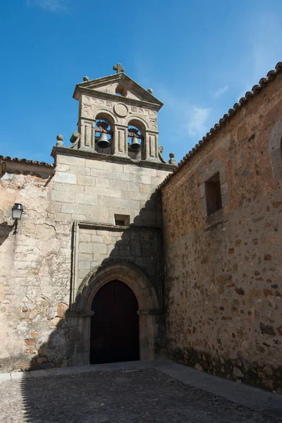 Pionowe Ujęcie Klasztoru San Pablo Pod Błękitnym Niebem Caceres Hiszpania — Zdjęcie stockowe