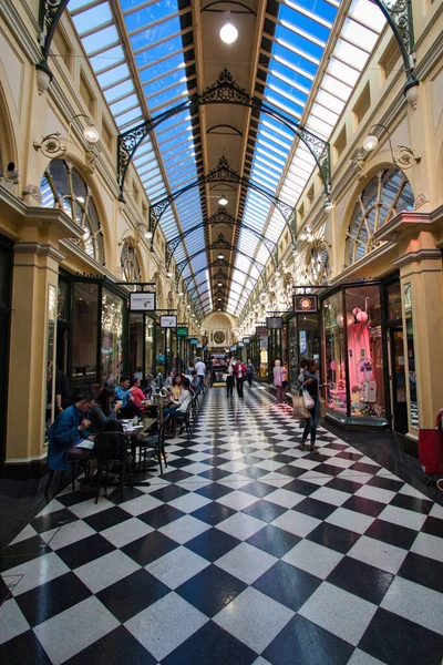 Melbourne Austrália Abr 2016 Piso Azulejo Preto Branco Com Teto — Fotografia de Stock