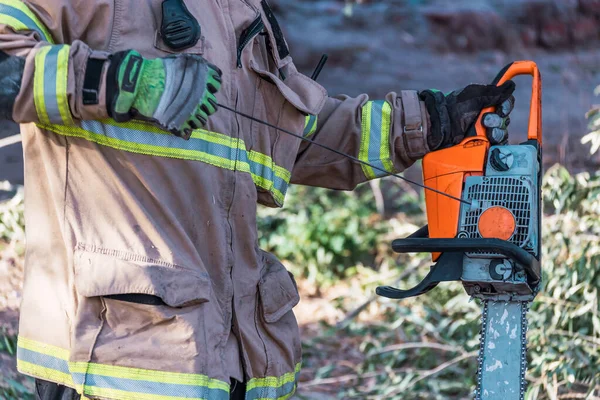 Seorang Pemadam Kebakaran Memulai Gergaji Mesin Dalam Penyelamatan — Stok Foto