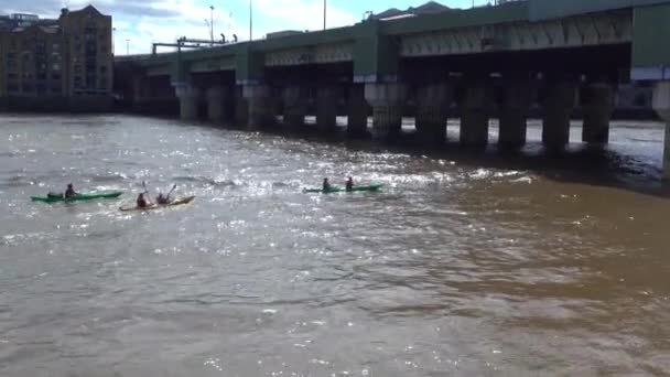 Sekelompok Besar Orang Perahu — Stok Video