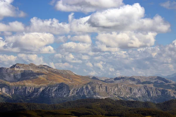 Eine Luftaufnahme Der Bergigen Landschaft Mit Platongipfeln Unter Weißen Wolken — Stockfoto