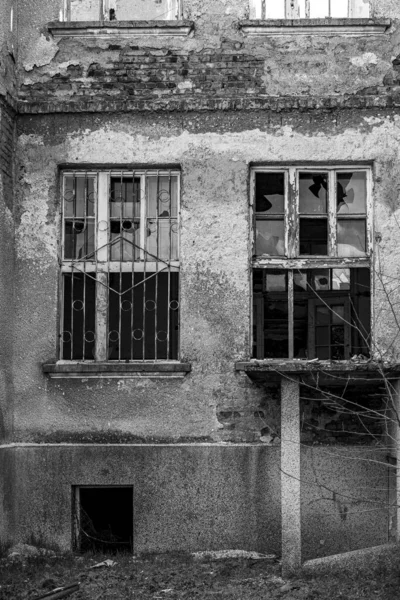 Вертикальний Сірий Кадр Покинутої Школи Болгарському Селі — стокове фото