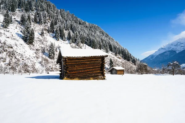 Övergivna Gamla Trähusen Täckta Med Snö Kall Vinterdag Landet — Stockfoto