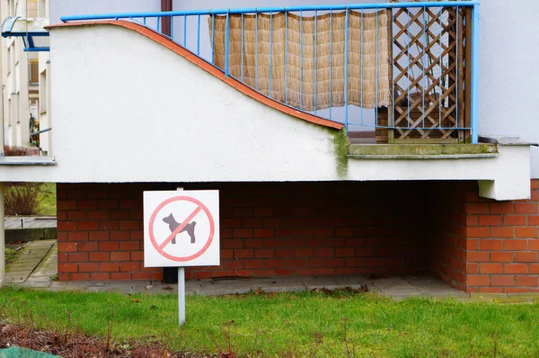 Tillåten Hund Skyltning Gräsmattan Utomhus — Stockfoto