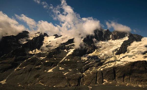 Uma Vista Panorâmica Dos Cumes Nevados Das Montanhas — Fotografia de Stock
