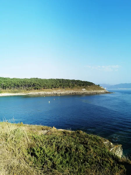 Spanya Mavi Gökyüzünün Altında Parlayan Sakin Kuzey Atlantik Okyanusu Manzarası — Stok fotoğraf