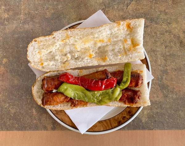 Een Bovenaanzicht Van Geroosterde Chorizo Worsten Met Gekookte Paprika Brood — Stockfoto
