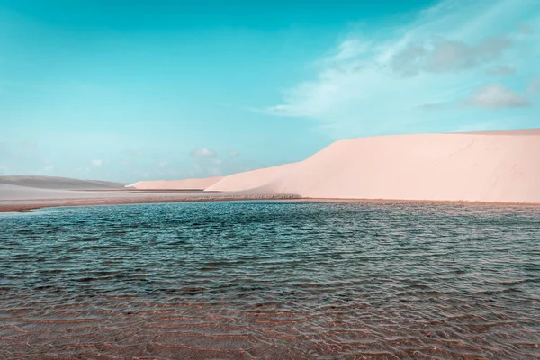 太陽の下で砂丘のある砂漠の美しい景色 — ストック写真
