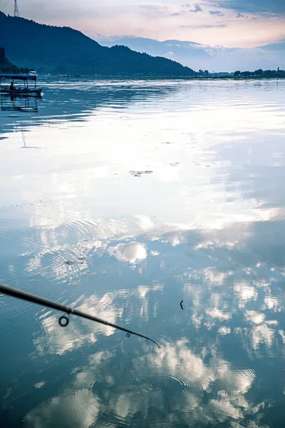 Vertikal Bild Ett Fiskespö Dal Lake Srinagar Indien — Stockfoto