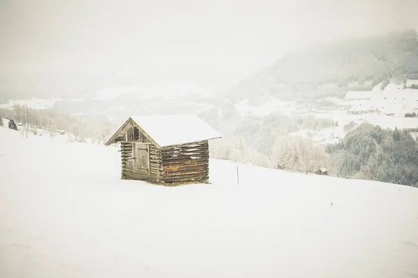 田舎の寒い冬に雪に覆われた放棄された古い木造の家 — ストック写真