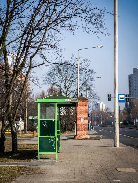 Poznan Polônia Outubro 2016 Tiro Vertical Uma Parada Ônibus Verde — Fotografia de Stock
