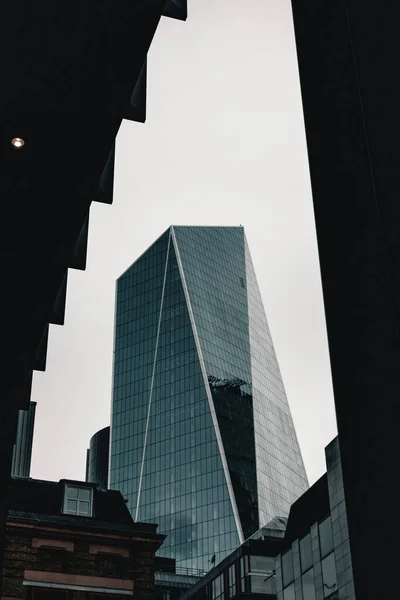 Een Moderne Wolkenkrabber Met Een Abstracte Gevel Stad — Stockfoto