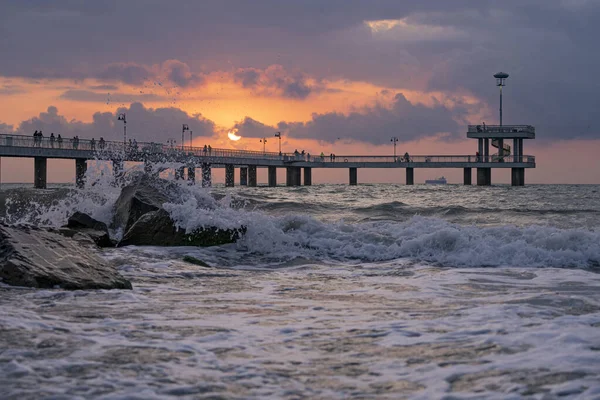 Der Schöne Blick Auf Den Sonnenuntergang Über Dem Meer Mit — Stockfoto