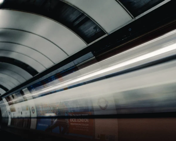 Egy Nagysebességű Vonat Mozgásban Metróban — Stock Fotó