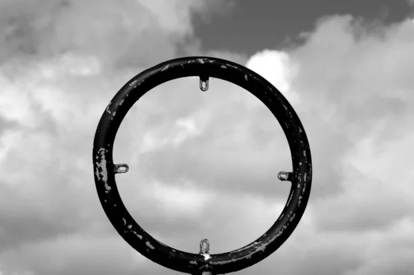Gråskala Skott Cirkel Med Molnig Himmel Bakgrunden — Stockfoto