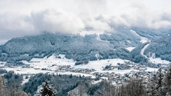 Uma Bela Paisagem Inverno Coberta Neve Uma Pequena Aldeia Stubai — Fotografia de Stock