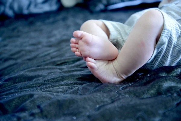 Крупный План Босых Ног Ребенка Лежащего Диване — стоковое фото