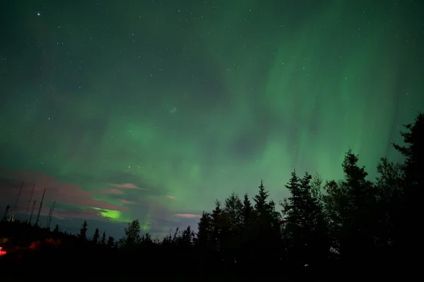 Een Natuurlijke Lichtweergave Van Aurora Met Dynamische Patronen — Stockfoto