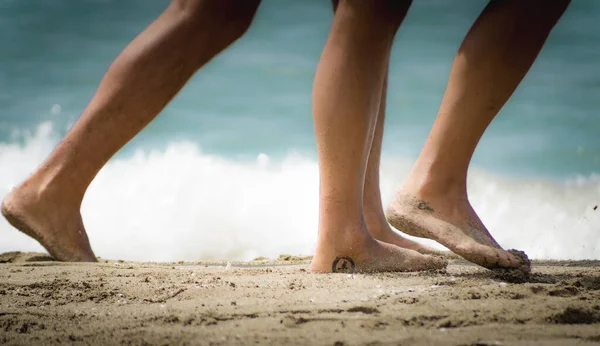 Close Seletivo Pés Descalços Uma Praia Areia — Fotografia de Stock