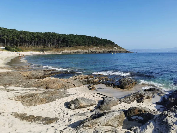 Spanya Mavi Gökyüzünün Altında Parlayan Sakin Kuzey Atlantik Okyanusu Manzarası — Stok fotoğraf