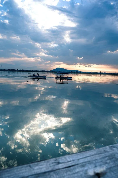 Tiro Vertical Barcos Belo Lago Dal Pôr Sol Srinagar Índia — Fotografia de Stock