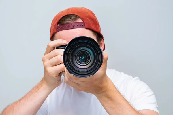 Uma Visão Uma Pessoa Vestindo Uma Camisa Chapéu Segurando Câmera — Fotografia de Stock