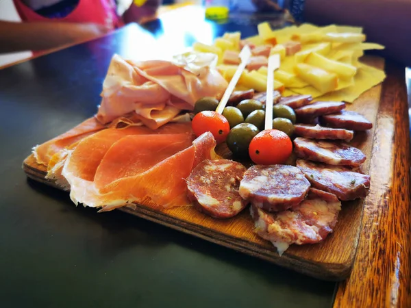 Restoran Masasında Peynir Çubukları Yeşil Zeytin Salumi Olan Garnitür — Stok fotoğraf