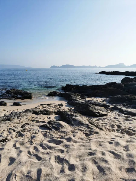 Bulutlu Mavi Gökyüzünün Altında Parlayan Güzel Bir Kuzey Atlantik Manzarası — Stok fotoğraf