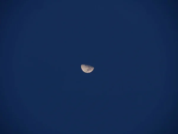 Een Opname Van Een Kwart Maan Blauwe Avond Lucht Met — Stockfoto