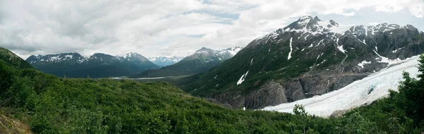 Μια Πανοραμική Λήψη Των Βουνών Χιονισμένες Κορυφές Στην Αλάσκα — Φωτογραφία Αρχείου