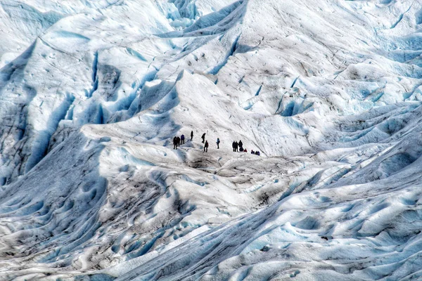 Plano Ángulo Alto Grupo Personas Paisaje Montañoso Cubierto Por Grueso —  Fotos de Stock