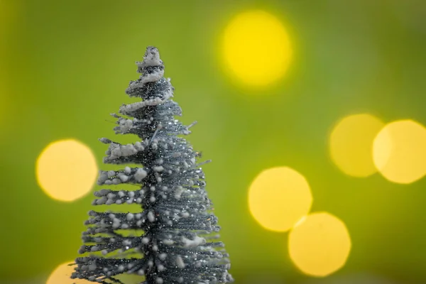 Zbliżenie Małej Dekoracyjnej Sztucznej Choinki Tle Rozmytych Bokeh Światła — Zdjęcie stockowe