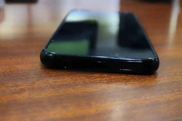 木製の表面に黒いスマートフォンの閉鎖 — ストック写真