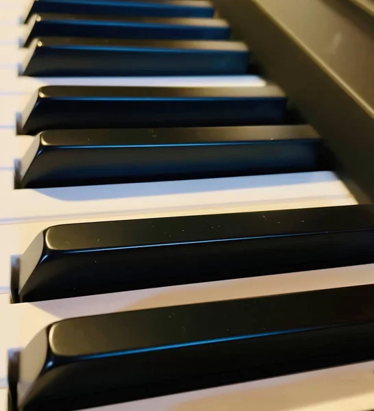 Κοντινό Πλάνο Ασπρόμαυρα Πλακάκια Πιάνου Κάτω Από Φως — Φωτογραφία Αρχείου