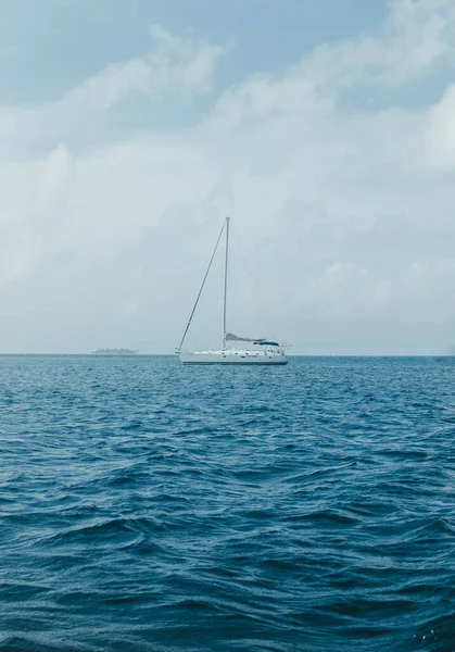 Ένα Κάθετο Ιστιοφόρο Που Πλέει Στην Κυματιστή Θάλασσα Στην Ακτή — Φωτογραφία Αρχείου