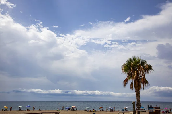 Een Landschap Van Een Strand Omringd Door Zee Onder Een — Stockfoto