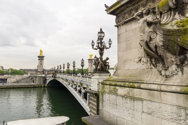 Słynny Pont Alexandre Iii Most Łukowy Który Rozciąga Się Sekwanie — Zdjęcie stockowe