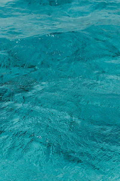 海岸のターコイズ色の海の波の美しい景色 — ストック写真