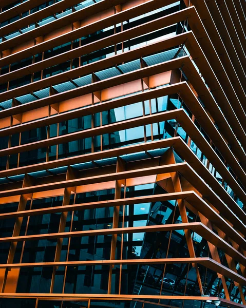 Tiro Vertical Edifício Moderno Paredes Vidro — Fotografia de Stock