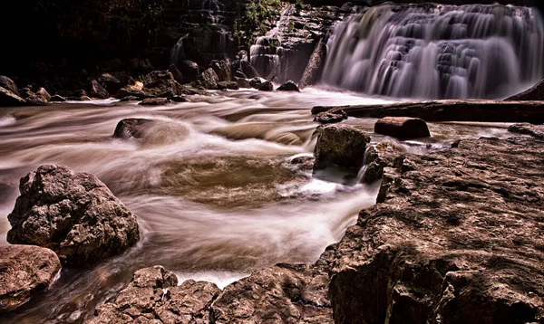 Una Hermosa Toma Cascada Balbuceante Través Rocas Musgosas —  Fotos de Stock