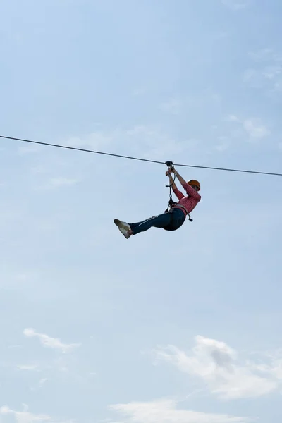 Uma Jovem Bungee Saltando Céu Azul Claro — Fotografia de Stock