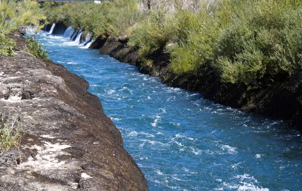 Canal Que Fluye Rápido Bosque Día Soleado — Foto de Stock