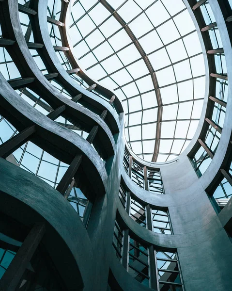 Ángulo Bajo Dentro Edificio Futurista — Foto de Stock