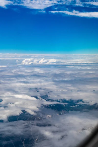 Μια Κάθετη Λήψη Μιας Θέας Μέσα Από Σύννεφα Των Βουνών — Φωτογραφία Αρχείου