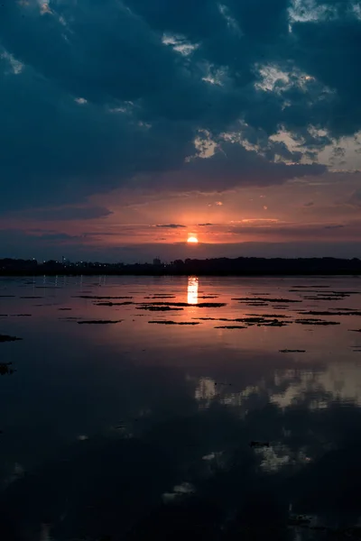 Pionowe Ujęcie Pięknego Zachodu Słońca Jeziorem Dal Srinagar Indie — Zdjęcie stockowe