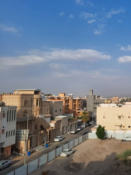 サウジアラビア 2021年8月2日 サウジアラビアのホフフ ハサで車や建物のある通りの垂直ショット — ストック写真