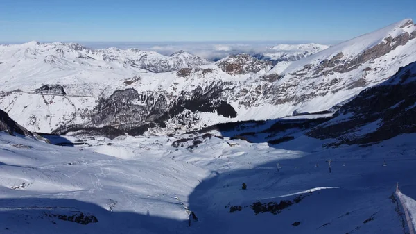 Een Antenne Uitzicht Een Besneeuwde Berg — Stockfoto